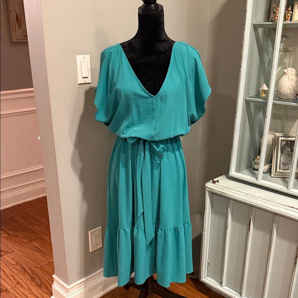 Midi dress short sleeve with tie.